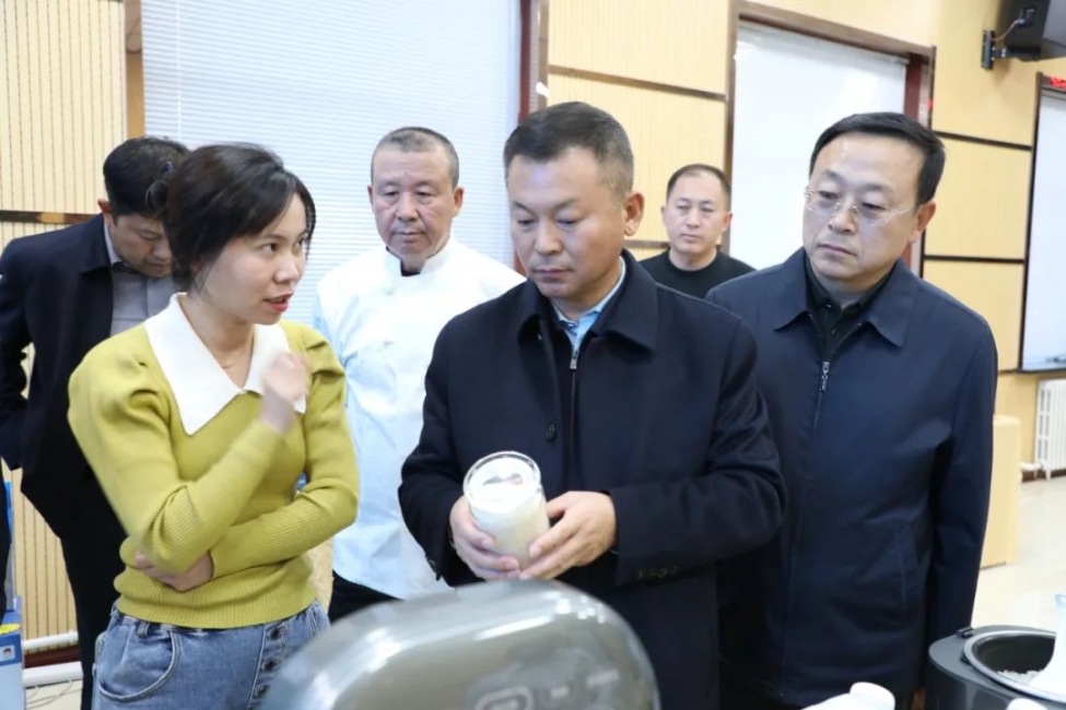 屈振年到興安農(nóng)墾調(diào)研